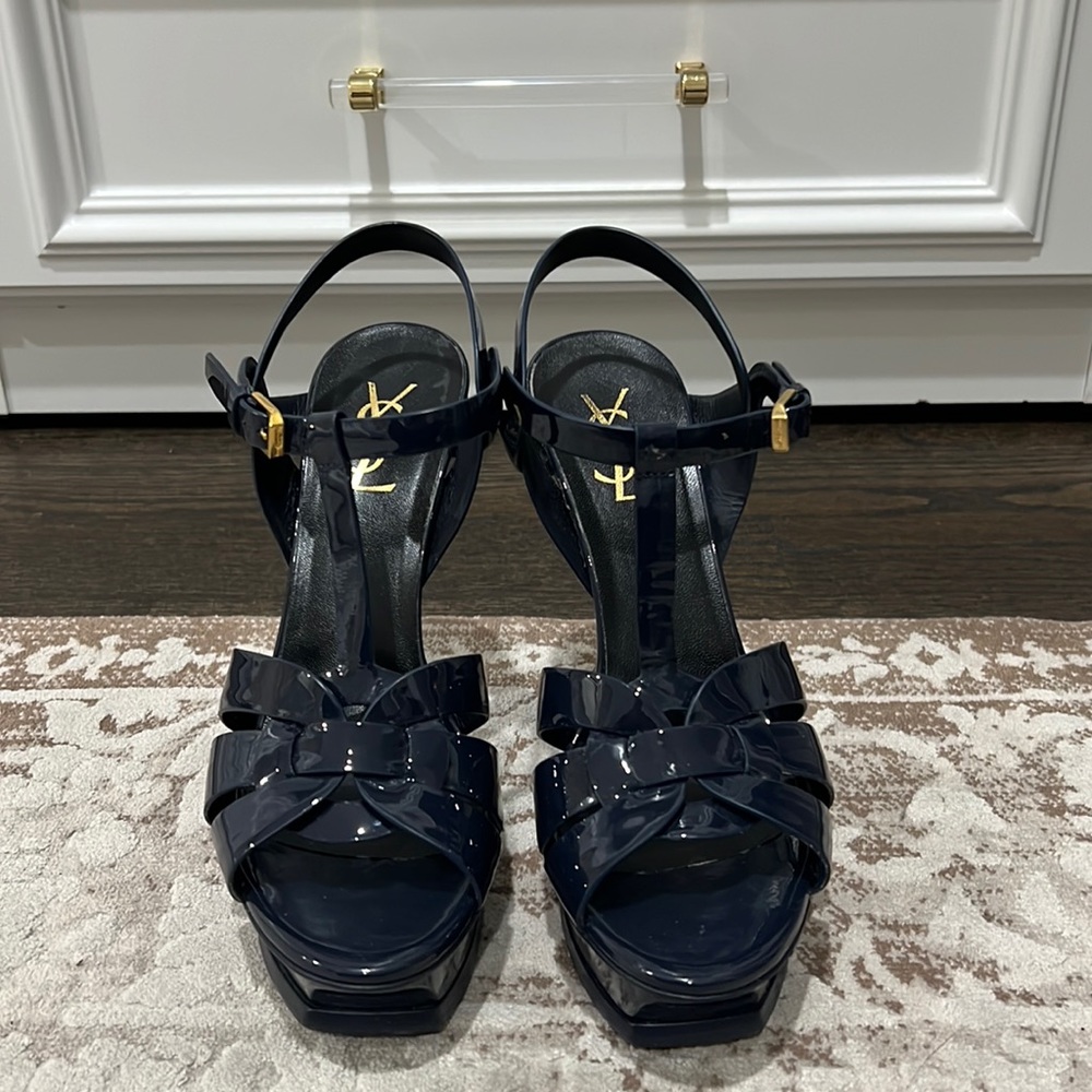 YSLnavy patent leather sandal heel